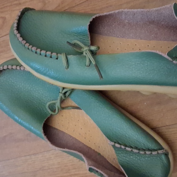 Green Leather Women's Loafer Moccasin Shoes - Picture 5 of 5